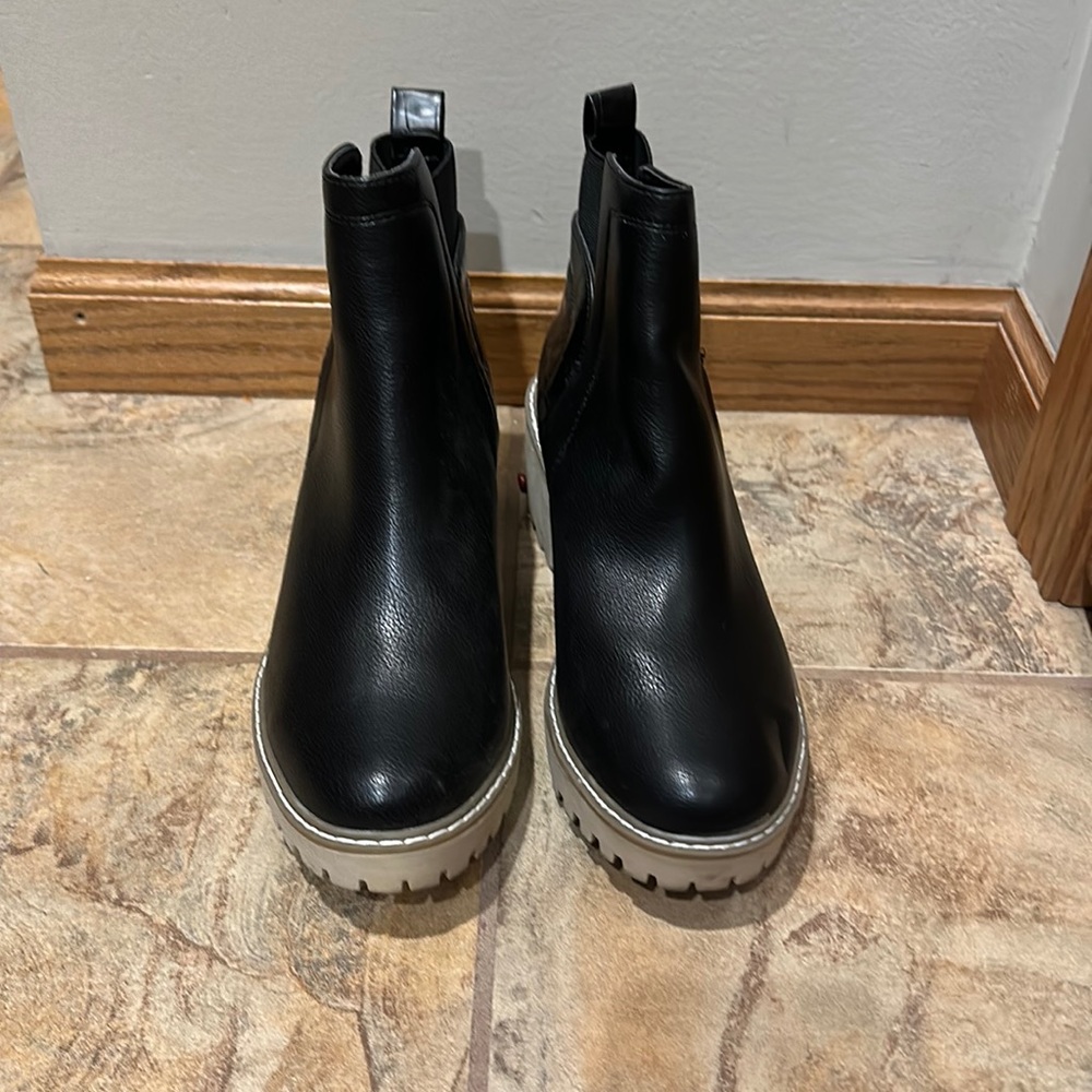 Black shirt wedge boots